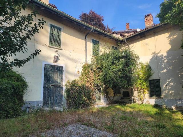 Locale Commerciale in vendita a Lucino, Montano Lucino