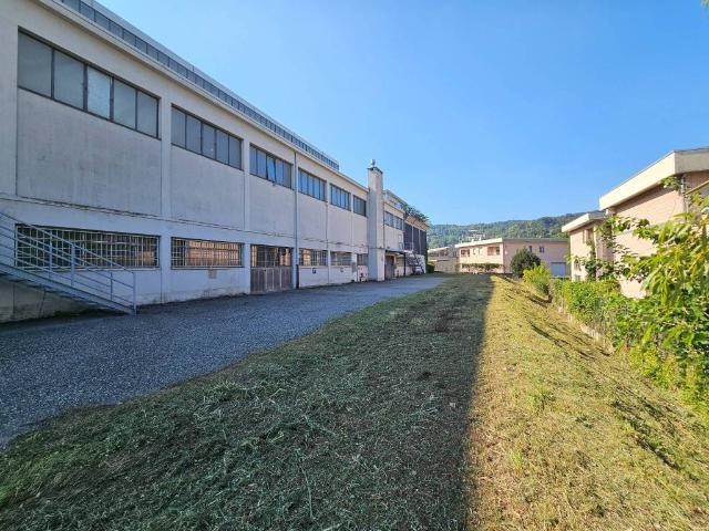 Locale Commerciale in vendita a Lucino, Montano Lucino