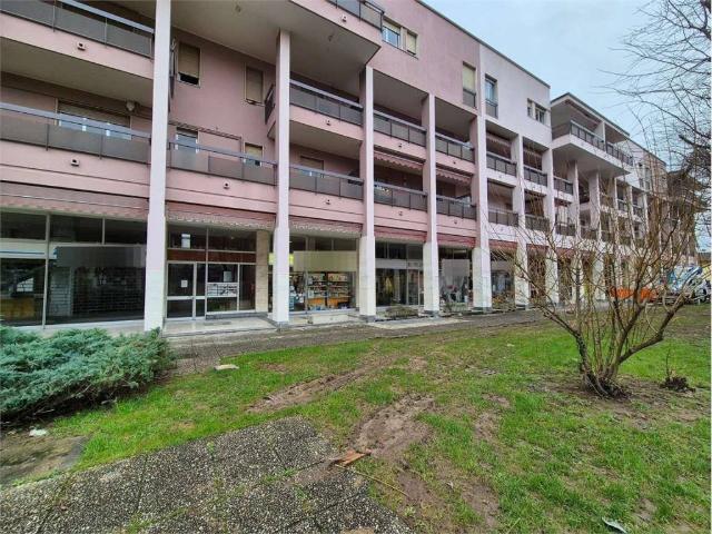 Locale Commerciale in vendita a Lucino, Montano Lucino