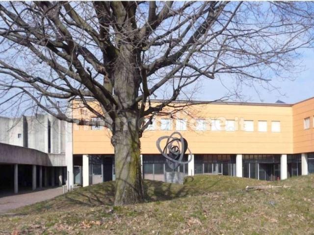 Locale Commerciale in vendita a Lucino, Montano Lucino