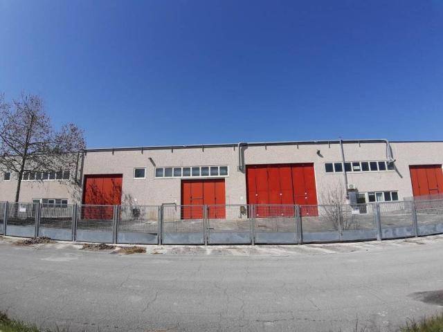 Locale Commerciale in vendita a Piantata del Ponte, Marche