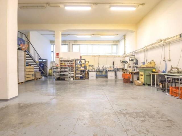 Locale Commerciale in vendita a Marche, Macerata