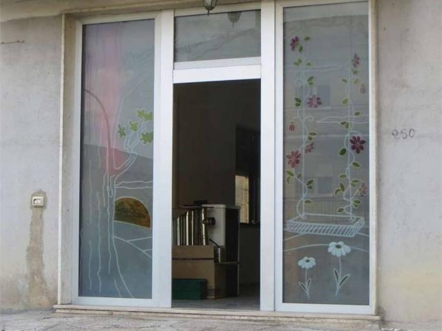 Locale Commerciale in vendita a Marche, Macerata
