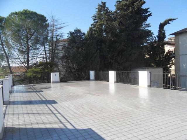 Locale Commerciale in vendita a Marche, Macerata