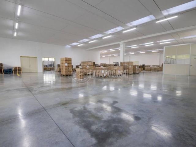 Locale Commerciale in vendita a Marche, Fermo