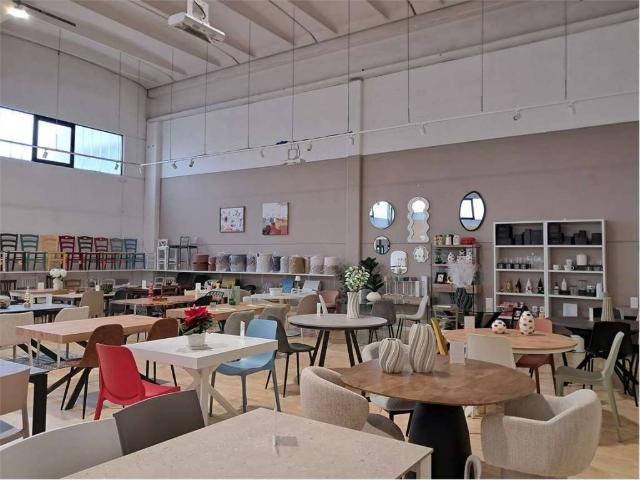 Locale Commerciale in vendita a Borghetto, Marche