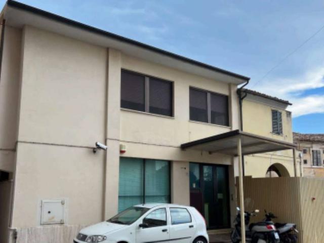 Locale Commerciale in vendita a Marche, Ancona