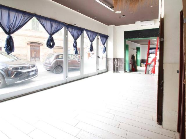 Locale Commerciale in vendita a San Lorenzo, Marche