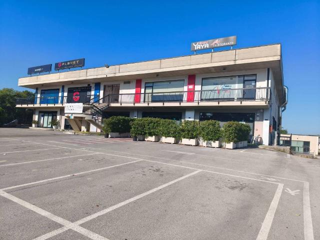 Locale Commerciale in vendita a Marche, Fermo