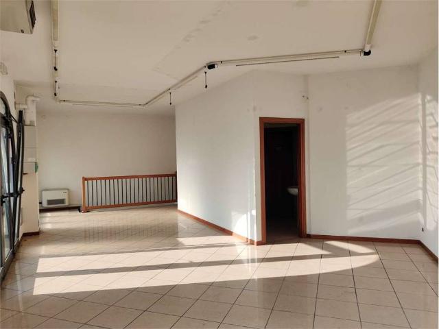 Locale Commerciale in vendita a Montebelluna, Veneto