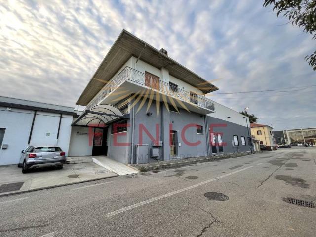 Locale Commerciale in vendita a Guarda, Montebelluna