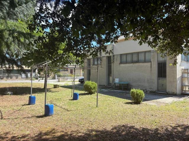 Locale Commerciale in vendita a Marche, Macerata