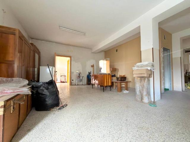 Locale Commerciale in vendita a Marche, Macerata