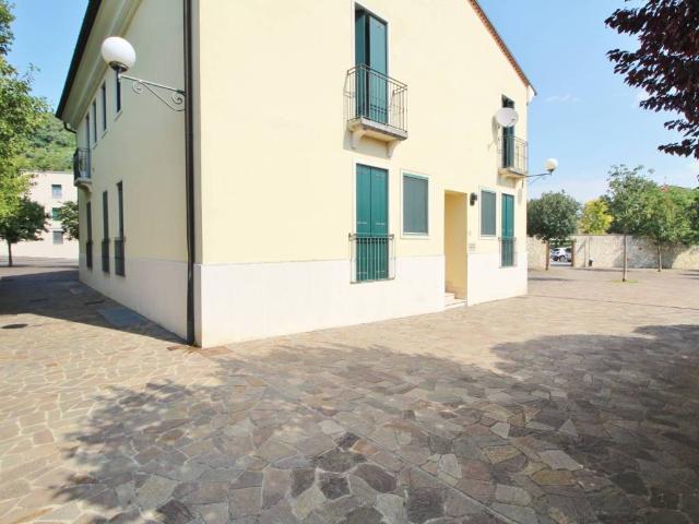Locale Commerciale in vendita a Alte Ceccato, Montecchio Maggiore
