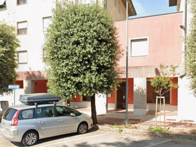 Locale Commerciale in vendita a Alte Ceccato, Montecchio Maggiore