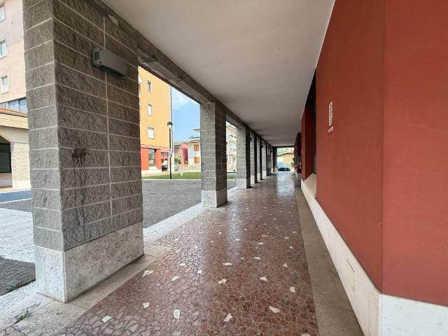Locale Commerciale in vendita a Alte Ceccato, Montecchio Maggiore