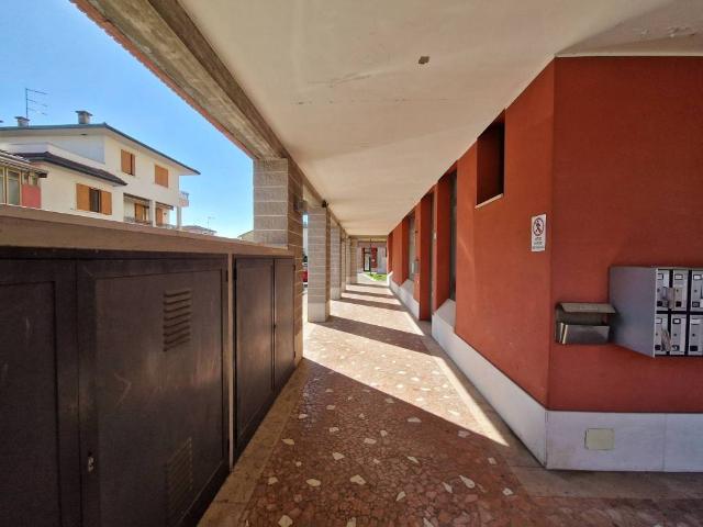 Locale Commerciale in vendita a Alte Ceccato, Montecchio Maggiore