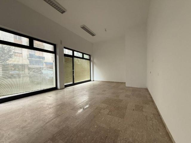 Locale Commerciale in vendita a Alte Ceccato, Montecchio Maggiore
