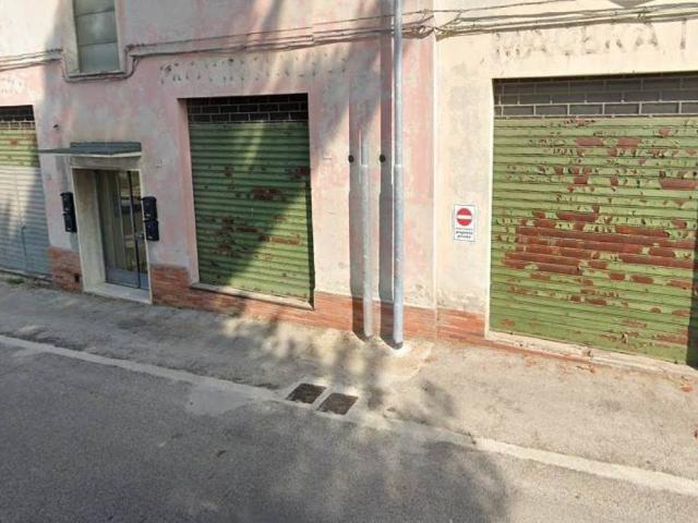 Locale Commerciale in vendita a Marche, Macerata