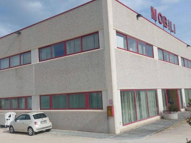 Locale Commerciale in vendita a Marche, Macerata