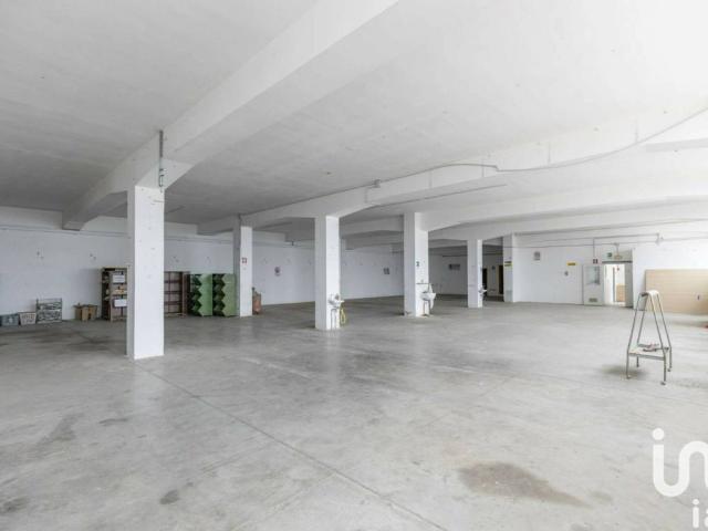 Locale Commerciale in vendita a Marche, Fermo