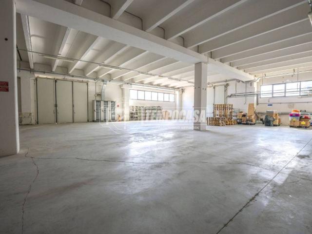 Locale Commerciale in vendita a Marche, Fermo