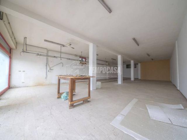 Locale Commerciale in vendita a Marche, Fermo