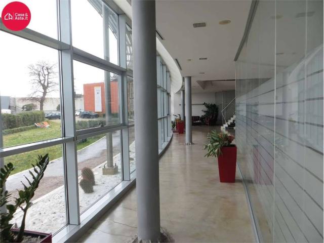 Locale Commerciale in vendita a Marche, Fermo