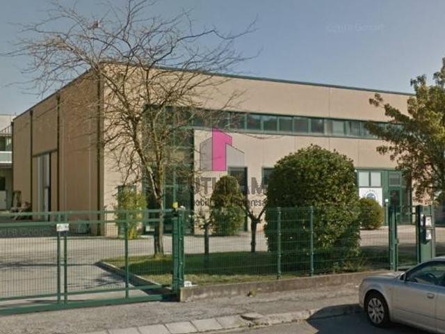 Locale Commerciale in vendita a Montegrotto Terme, Veneto