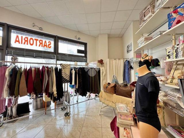 Locale Commerciale in vendita a Marche, Pesaro E Urbino