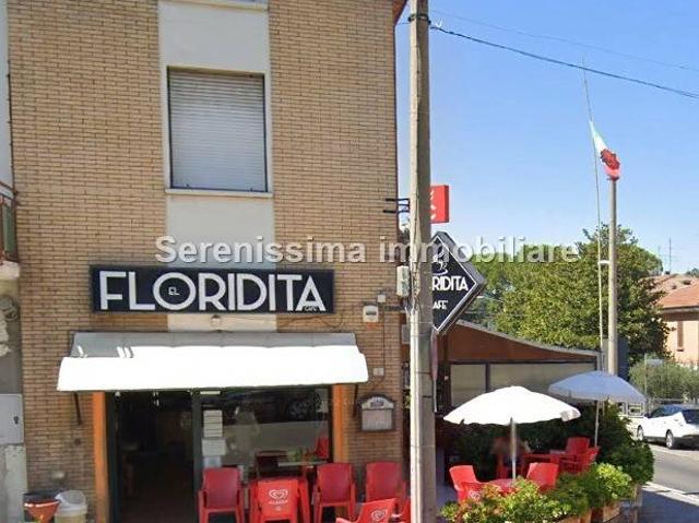 Locale Commerciale in vendita a Castello, Marche
