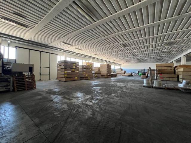 Locale Commerciale in vendita a Vallefoglia, Marche