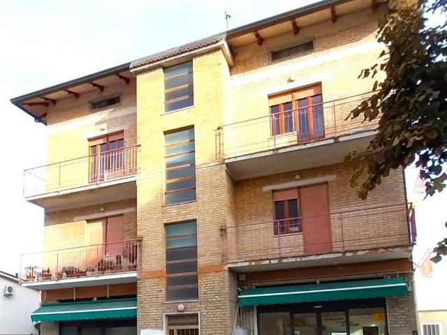 Locale Commerciale in vendita a Marche, Macerata