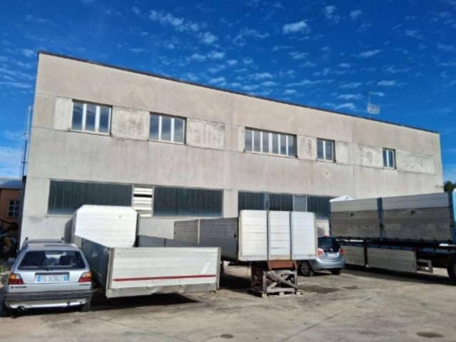 Locale Commerciale in vendita a Marche, Ancona