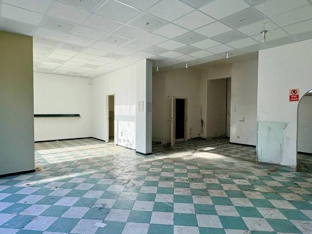 Locale Commerciale in vendita a Marche, Ancona