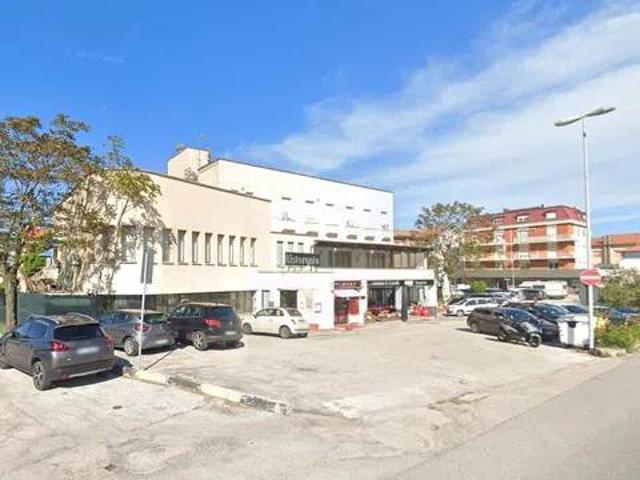 Locale Commerciale in vendita a Marche, Ancona