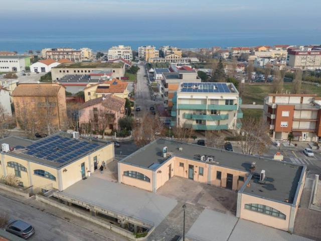 Locale Commerciale in vendita a Marche, Ancona