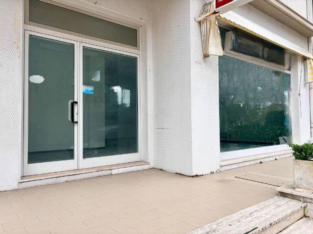 Locale Commerciale in vendita a Marche, Ancona