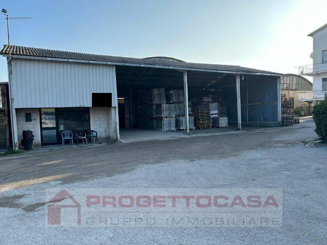 Locale Commerciale in vendita a Sant'Anna, Marche