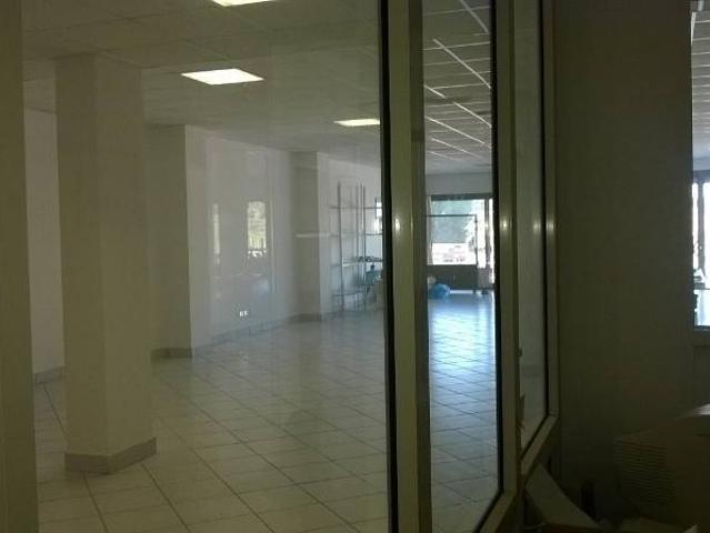 Locale Commerciale in vendita a Bora Ragnola, Marche