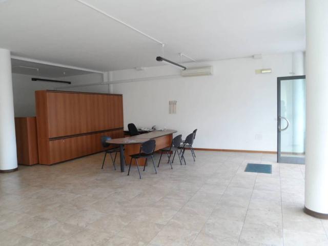 Locale Commerciale in vendita a San Donato, Marche
