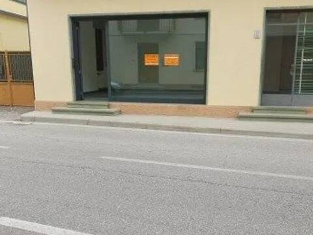 Locale Commerciale in vendita a Montereale Valcellina, Friuli-Venezia Giulia