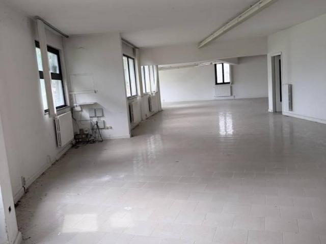 Locale Commerciale in vendita a Sant'Eusanio, Monteroduni