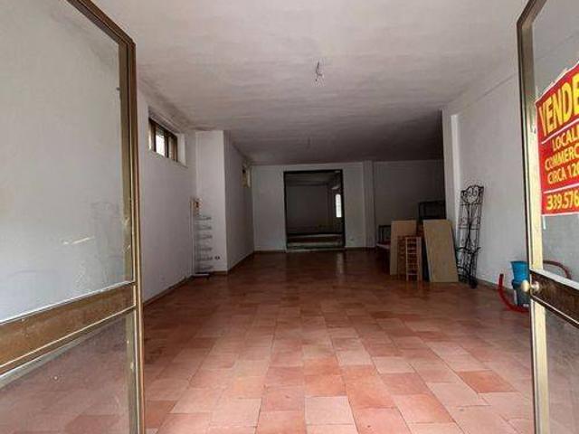 Locale Commerciale in vendita a Puglia, Lecce