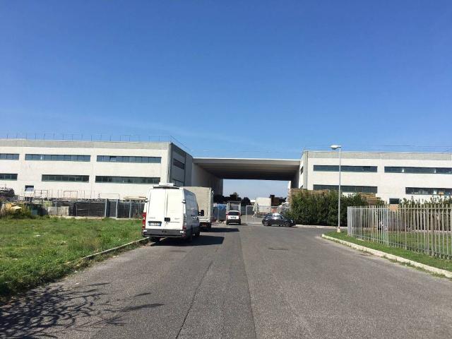 Locale Commerciale in vendita a Monterotondo Scalo, Roma Capitale
