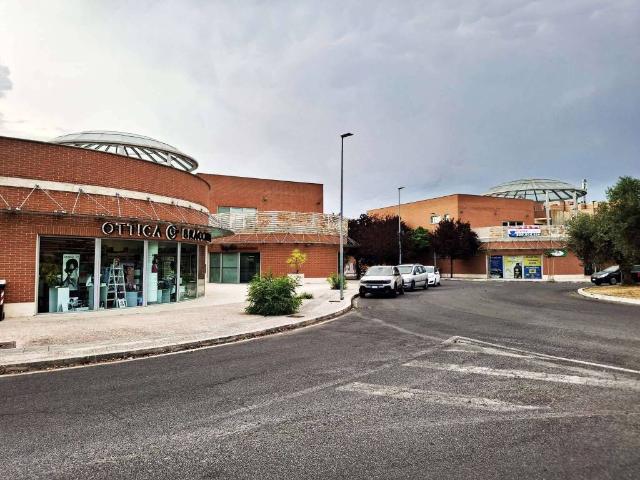 Locale Commerciale in vendita a Monterotondo Scalo, Roma Capitale