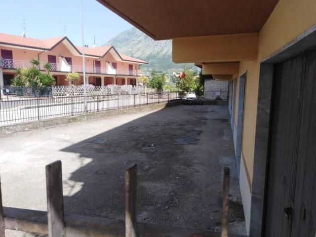 Locale Commerciale in vendita a Montesarchio, Campania