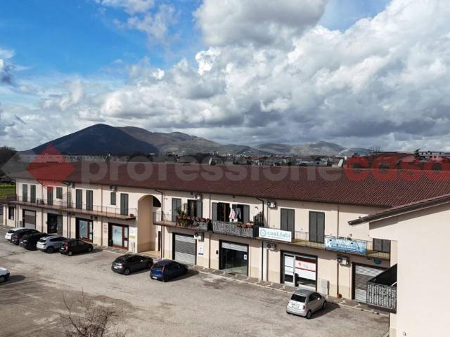 Locale Commerciale in vendita a Montesarchio, Campania