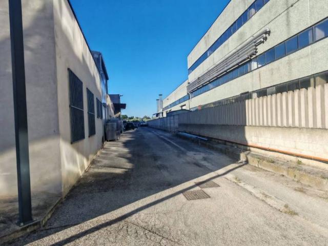 Locale Commerciale in vendita a Montesilvano, Abruzzo