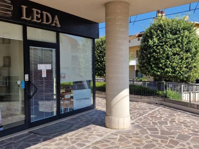 Locale Commerciale in vendita a Villa Canonico, Montesilvano